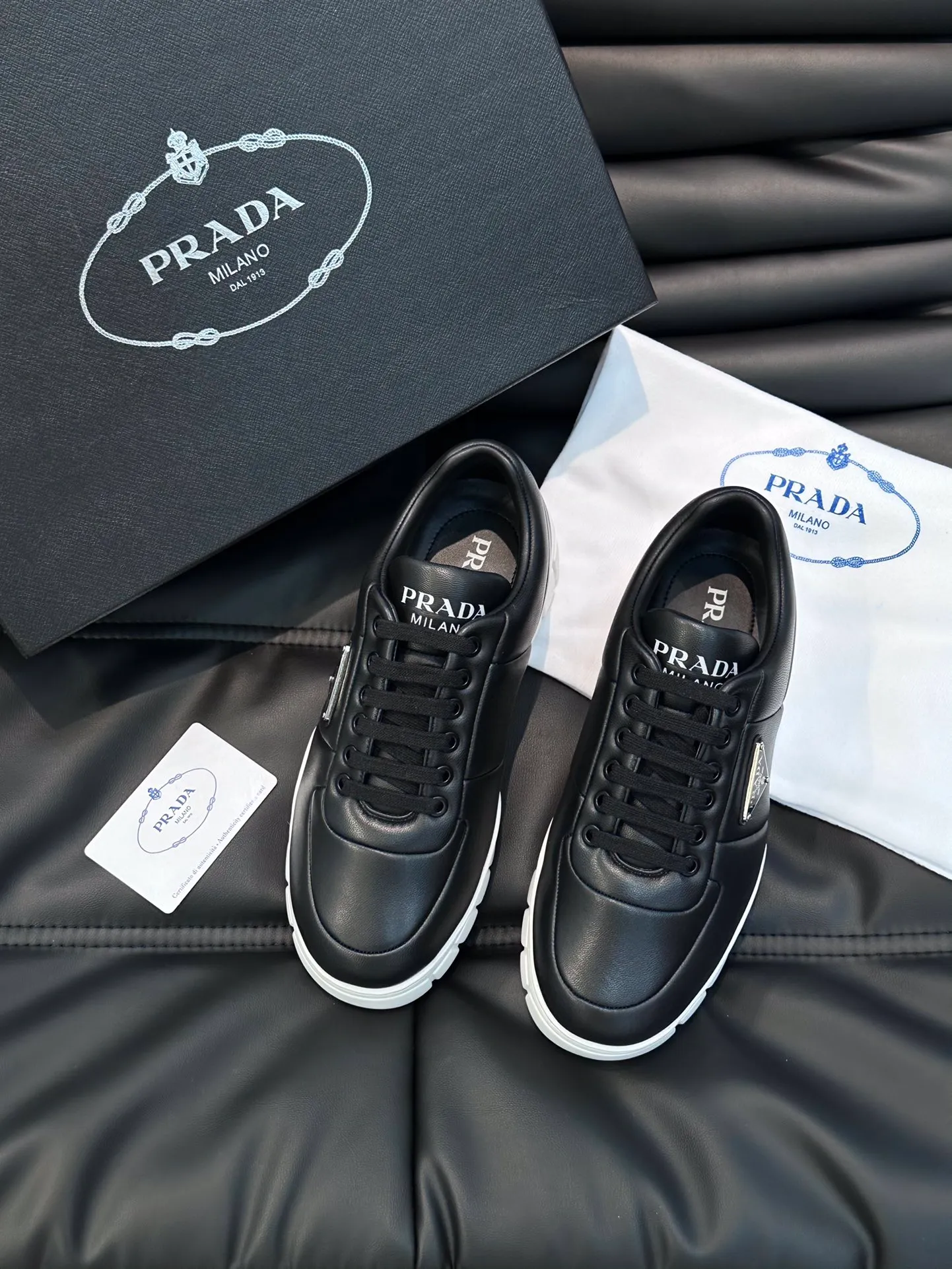 Men's shoes 💰p400 "Men's shoes 💰pRAD*" Men's shoes 💰prad* high-end men's thick-soled casual sports shoes, the details are perfectly replica of the original version, made of imported matte cowhide, full of texture, full calfskin lining, breathable and comfortable, men's shoes 💰p's classic black and white enamel metal logo decoration, all interpreting the brand style Genuine leather tongue Men's shoes on the tongue and heel 💰pRADA letter badges are embellished to show the brand style. Lightweight concave and convex pattern rubber outsole. Lightweight and increased by about 4CM. Excellent foot feel. Comfortable and breathable. Comes with original packaging. Size: 38-44